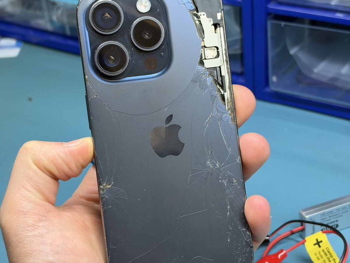 iphone-15-pro-rozbite-zadni-sklo-dira-u-ramu